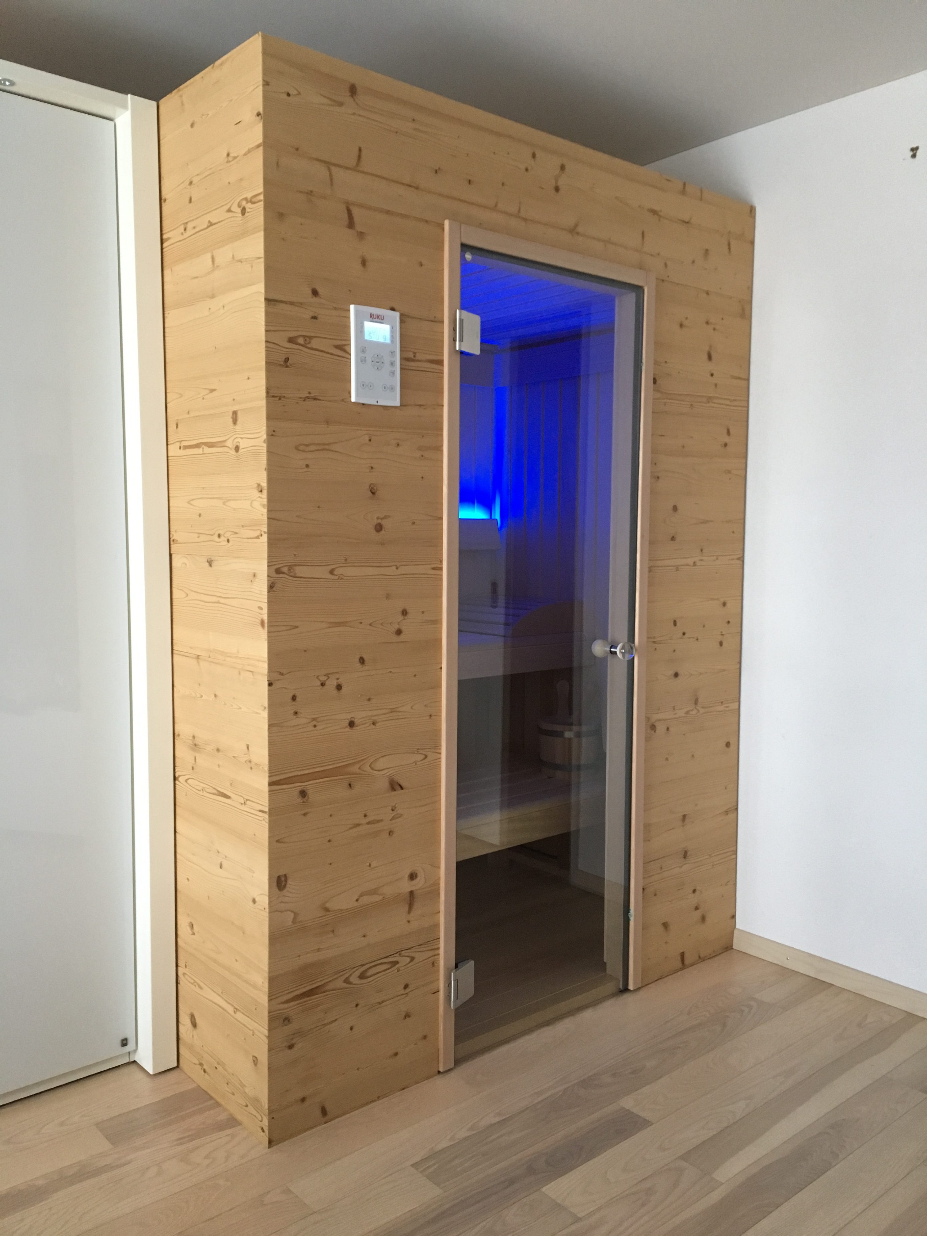 ruku_manufaktur_schweiz_infratherm:mit_altholzverkleidung_rr_variationen_gmbh_ruku_schweiz_blau