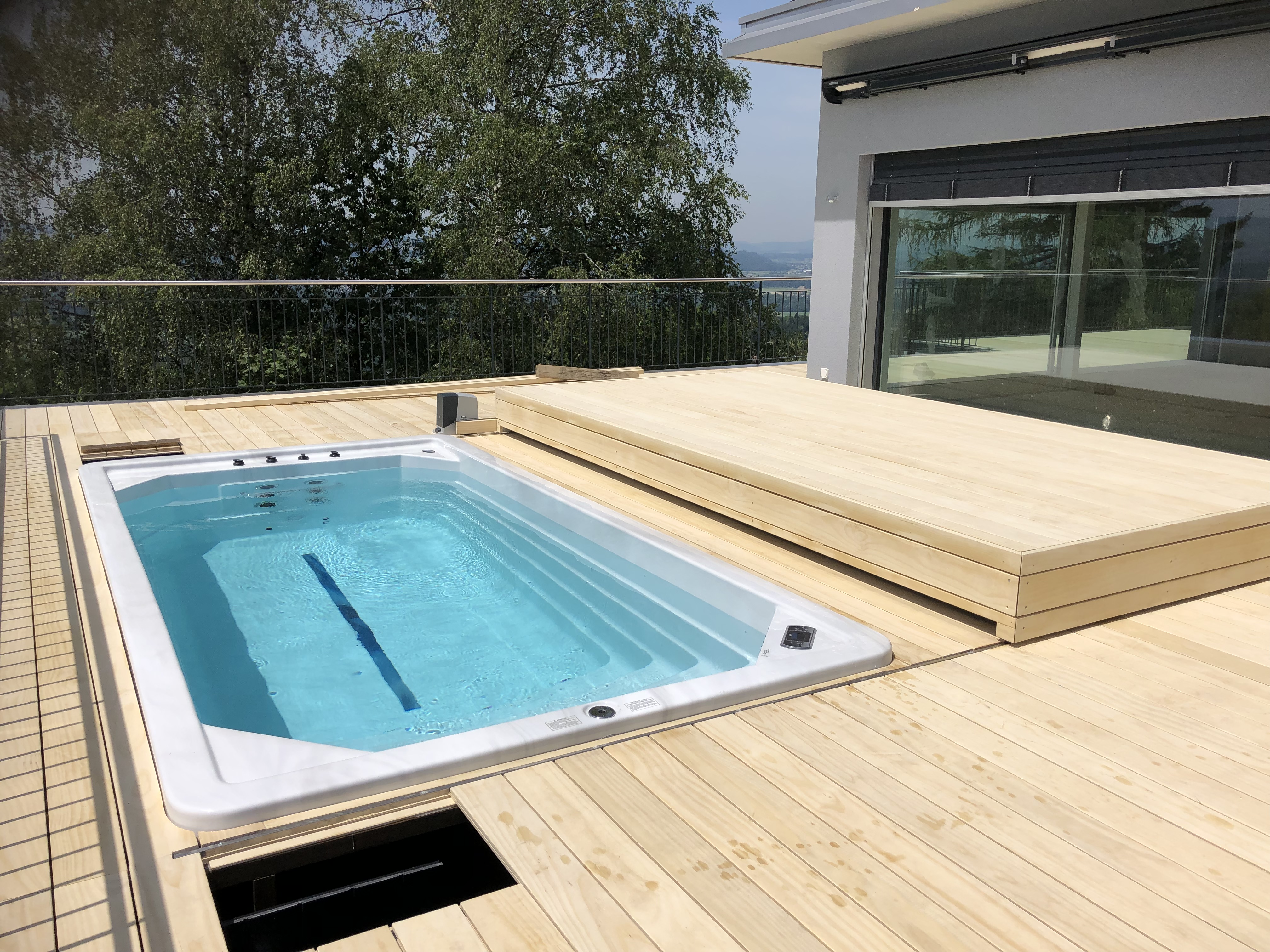 Schwimmspa mit automatischer begehbaren Abdeckung RRV Amriswil