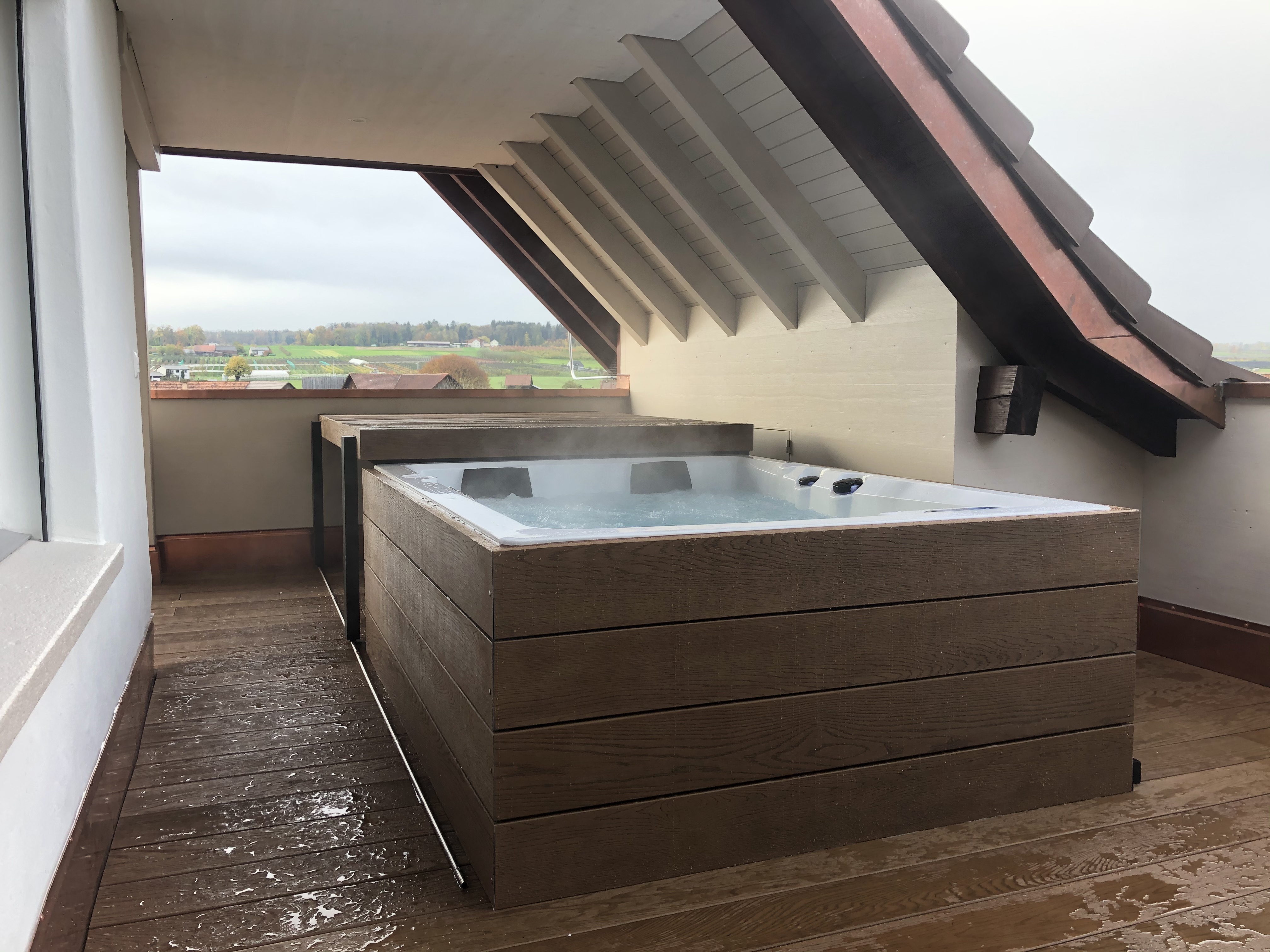 Whirlpool eingebaut auf Dachterasse mit Abdeckung Rolldeck RRV